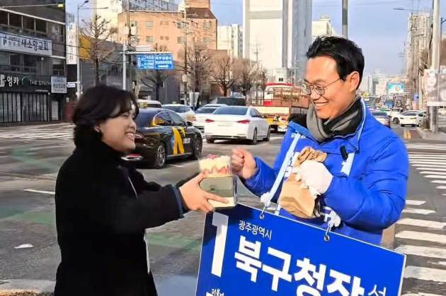 정달성 북구청장 예비후보가 지난 6일 북구 신안동에서 출근 인사를 하며 아내와 함께 유세에 나서고 있다.