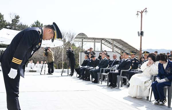 김종철 경남경찰청장은 14일 오전 창원시 마산회원구 구암동 국립3.15민주묘지에서 열린 3.15의거 희생자 추모제에서 머리 숙여 사과하고 있다. 김 청장은 1960년 3월 15일 이승만 자유당 정권 시절 부정선거에 항거한 마산시민들을 향해 경찰이 총을 쏘고 폭행·고문을 저지른 사실을 인정하고 공개 사과했다. 경찰 사과는 66년 만에 처음이다. /김구연 기자