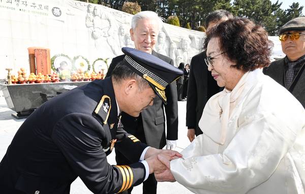 김종철 경남경찰청장과 오무선 3.15의거희생자유족회장이 손을 맞잡고 있다. /김구연 기자