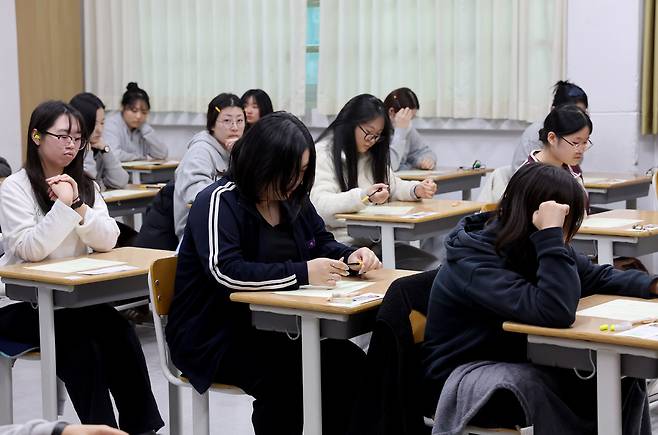 지난해 경북 포항서 수학능력시험을 응시하고 있는 학생의 모습. /경북매일DB