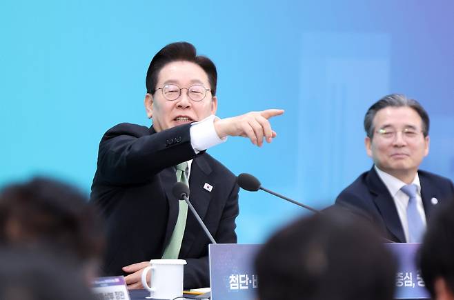 이재명 대통령이 13일 충북 청주오스코에서 열린 '충북의 마음을 듣다' 타운홀미팅 간담회에서 발언하고 있다. 연합뉴스