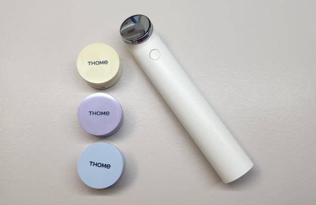 톰의 가정용 미용기기 '더 글로우 시그니처'. '4세대 물방울 초음파'를 표방하는 제품으로, 작고 가볍지만 강력한 성능을 지녔다. [사진=조현미 기자]