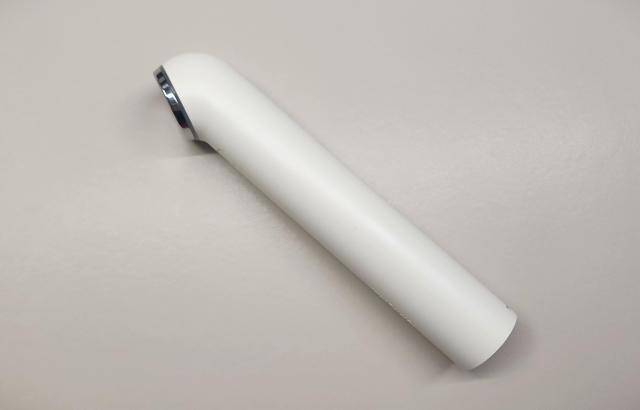 톰의 가정용 미용기기 '더 글로우 시그니처'. 헤드가 넉넉하고&nbsp;110도로 꺾여 있어 초음파 전달 범위가 넓고 피부에 잘 밀착된다. [사진=조현미 기자]