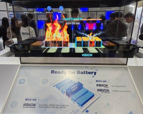 이녹스그룹이 '인터배터리 2026'에 전시한 '열 전이 방지 면압패드' 제품./사진=머니투데이방송