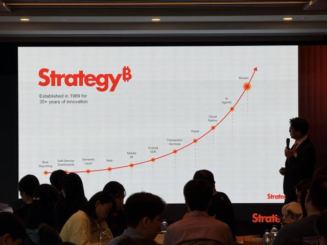 스트래티지가 11일 'MOSAIC LIVE Seoul'을 성황리 개최하고 데이터 플랫폼을 기반으로 한 엔터프라이즈 AI 혁신 방향을 제시하고 있다. /스트래티지 코리아