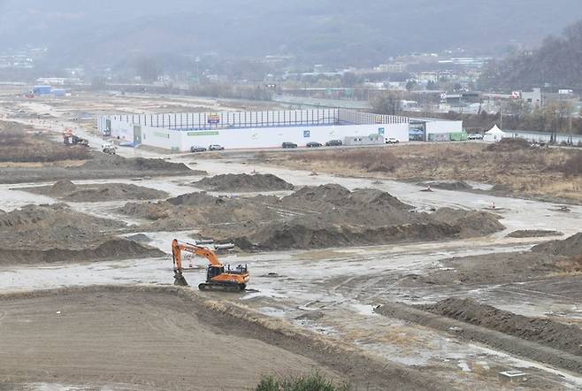 ▲굴착 공사 현장. 지표로 올라온 흙이 공기에 노출되면 흙 속 유기물이 분해되면서 이산화탄소와 메탄 같은 온실가스가 배출된다. (사진=연합뉴스)