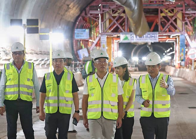 현대자동차그룹 정의선 회장이 2023년 10월 사우디아라비아 서북부 타북주에 조성 중인 네옴시티의 주거공간 더 라인(THE LINE) 구역 내 현대건설 지하터널 건설 현장을 방문해 둘러보고 있다. [사진=뉴시스]