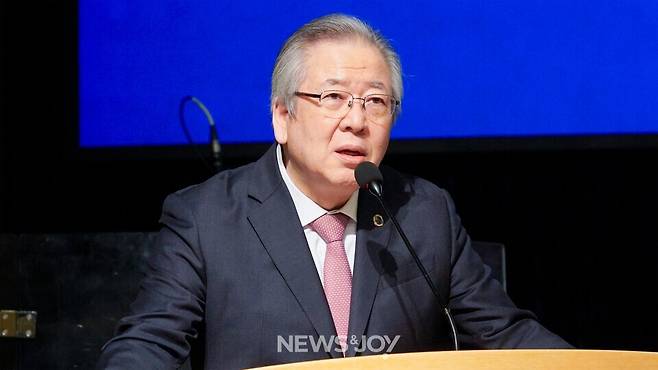 오정호 목사는 손현보 목사가 고생했다며 청중들에게 박수를 보내 달라고 요청하기도 했다. 뉴스앤조이 안디도