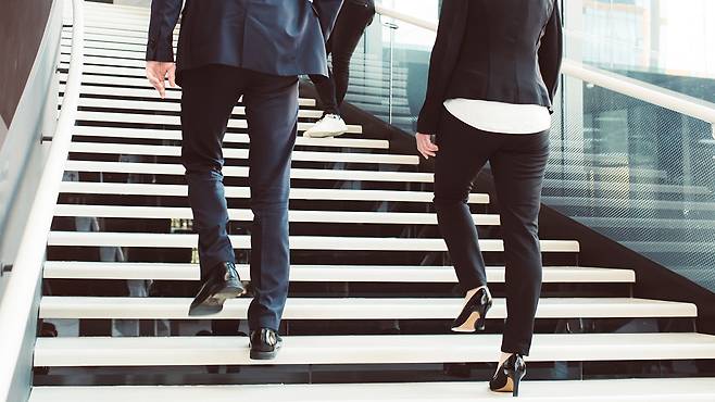 빨리 걷기, 계단 오르기 등의 유산소 운동이 혈관 기능 회복에 도움을 준다｜출처: 게티이미지뱅크