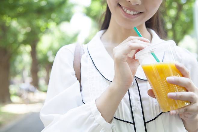 오렌지 주스는 비타민C의 상징직인 음료다. 한국인이 비타민C를 좋아한다는 흔적이 곳곳에 남아 있다. 비타민C를 첨가한 최초의 탄산음료인 오란씨(Oran-C)를 비롯해 비타500, 오로나민C, 레모나(가루) 등이 그것이다. 비타민C를 영양제(알약 형태)로, 음료로, 가루로  섭취하는 생활습관에 젖은 사람이 적지 않다. 사진=게티이미지뱅크