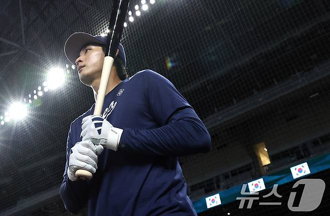 이정후가 12일 오후(현지시간) 미국 플로리다주 마이애미 론디포파크에서 2026 월드베이스볼클래식(WBC) 도미니카공화국과의 8강전을 하루 앞두고 타격훈련을 하기 위해 그라운드로 향하고 있다. 2026.3.13 ⓒ 뉴스1 구윤성 기자