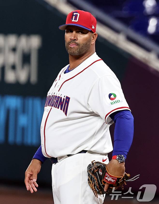 앨버트 푸홀스 도미니카공화국 감독이 12일 오후(현지시간) 미국 플로리다주 마이애미 론디포파크에서 2026 월드베이스볼클래식(WBC) 8강전을 하루 앞두고 선수들의 훈련을 돕고 있다. 2026.3.13 ⓒ 뉴스1 구윤성 기자