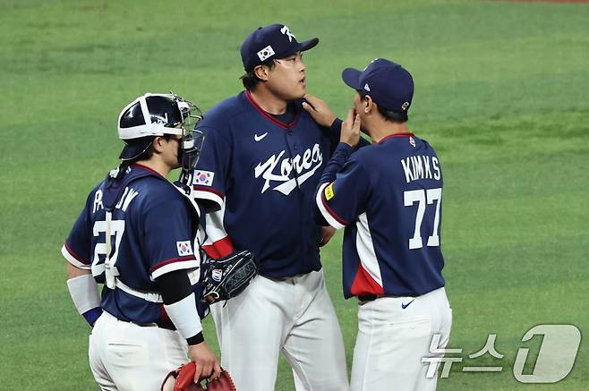 13일 오후(현지시간) 미국 플로리다주 마이애미 론디포파크에서 열린 2026 월드베이스볼클래식(WBC) 8강전 대한민국과 도미니카공화국의 경기. 대한민국 선발 류현진이 2회말 2사 1루 상황에서 마운드를 방문한 김광삼 투수코치, 포수 박동원과 대화를 나누고 있다. 2026.3.14 ⓒ 뉴스1 구윤성 기자