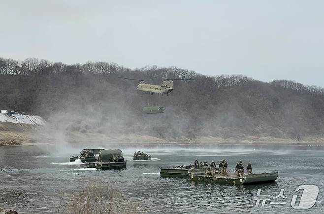 한미 양군은 14일 경기 연천군 소재 훈련장에서 한미 연합 '자유의 방패'Freedom Shield·FS) 연습의 일환으로 제병협동훈련 을 진행했다. 이날 훈련에은 한미 양군의 도하 장비를 연결한 연합 부교를 설치하고 이를 활용해 장갑차와 전차가 기동하는 방식으로 진행됐다. 사진은 미군의 수송헬기 치누크가 투하한 교절을 미군 교량가설단정이 운반하는 모습. 2026.3.14./ ⓒ 뉴스1 김기성 기자