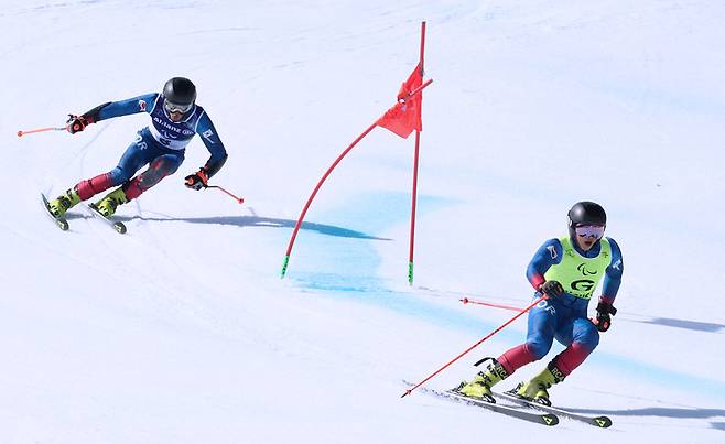 황민규(왼쪽)와 김준형 가이드가 13일(현지시간) 이탈리아 코르티나 알파인스키 센터에서 열린 2026 밀라노·코르티나 동계패럴림픽 알파인스키 대회전 시각장애 부문에서 레이스를 펼치고 있다. 사진 | 대한장애인체육회