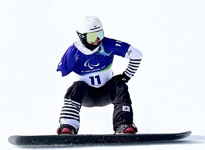 이충민이 13일(현지시간) 이탈리아 코르티나 파라 스노보드 파크에서 열린 2026 밀라노·코르티나 동계패럴림픽 스노보드 슬라럼에서 레이스를 펼치고 있다. 사진 | 대한장애인체육회