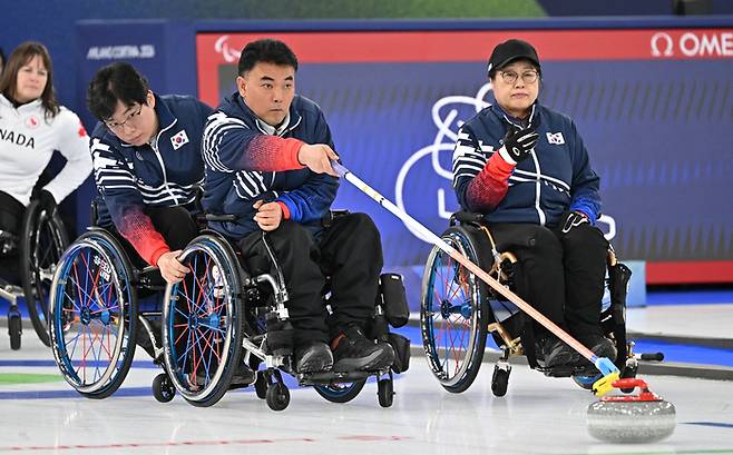 휠체어컬링 차진호가 13일(현지시간) 이탈리아 코르티나담페초 컬링 올림픽 스타디움에서 열린  2026 밀라노 코르티나 패럴림픽 휠체어컬링 혼성 4인조 캐나다와의 준결승전에서 스톤을 힘차게 밀고 있다. 사진 | 코르티나=사진공동취재단