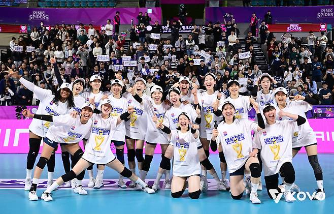 한국도로공사 선수들이 13일 삼산월드체육관에서 정규리그 1위를 확정한 뒤 기념사진을 찍고 있다. 제공 | 한국배구연맹