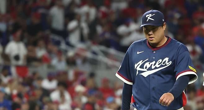 류현진이 14일(한국시간) 미국 플로리다주 마이애미 론디포파크에서 열린 월드베이스볼클래식(WBC) 도미니카공화국과 8강전 2회말 2사 1,2루에서 강판되고 있다. 사진 | 연합뉴스