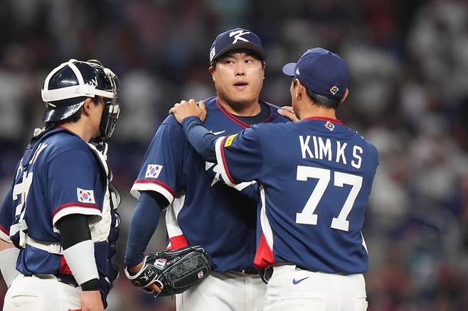 류지현이 강판되는 모습. 사진 | AP 연합뉴스