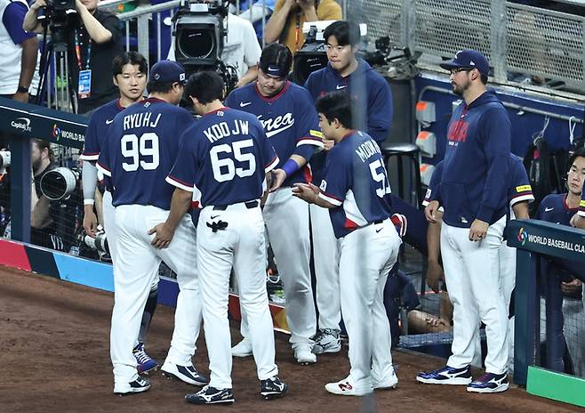 13일(현지시간) 미국 플로리다주 마이애미 론디포파크에서 열린 월드베이스볼클래식(WBC) 대한민국 대 도미니카공화국 준준결승전. 2회말 2사 1, 2루 한국 선발투수 류현진이 교체되고 있다. 사진 | 연합뉴스