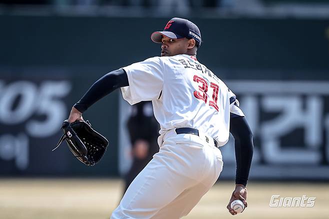 롯데 로드리게스가 14일 부산 사직구장에서 열린 2026 KBO리그 시범경기 LG전에 선발 등판해 역투하고 있다. 사진 | 롯데 자이언츠