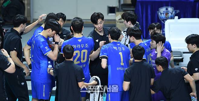 우리카드 박철우 감독대행이 8일 서울 장충체육관에서 열린 2025~2026 V-리그 대한항공과 경기에서 작전지시를 하고 있다.  2026. 1. 8. 장충 | 최승섭기자 thunder@sportsseoul.com