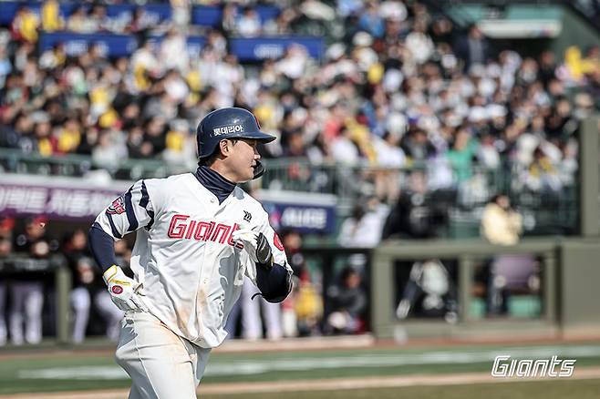 롯데 손호영이 부산 사직구장에서 열린 2026 KBO리그 시범경기 LG전서 홈런을 친 후 베이스를 돌고 있다. 사진 | 롯데 자이언츠