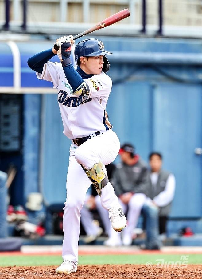 NC 고졸신인 신재인이 타격하고 있다. 사진 | NC 다이노스