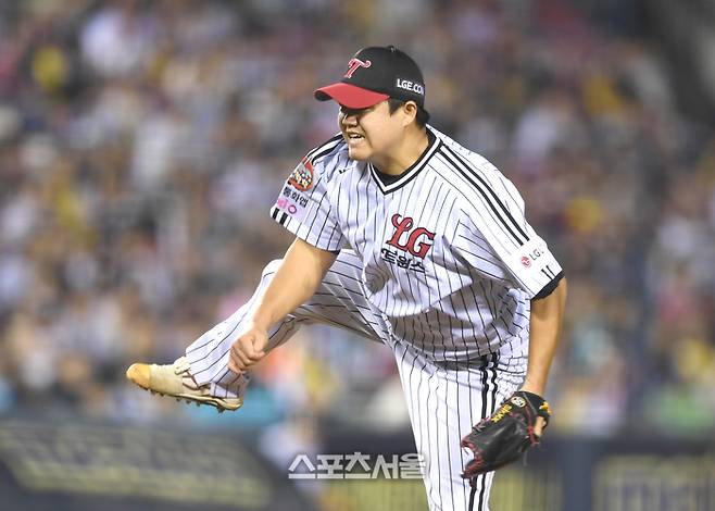 LG 투수 장현식이 1일 서울 잠실구장에서 열린 2025 KBO리그 NC와 경기 8회 역투하고 있다. 잠실 | 최승섭기자 thunder@sportsseoul.com