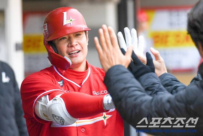 13일 광주 기아챔피언스필드에서 열린 KIA 타이거즈와 SSG 랜더스의 시범경기. 2회초 SSG 김재환이 솔로포를 날린 뒤 기뻐하고 있다. 광주=박재만 기자 pjm@sportschosun.com/2026.03.13/