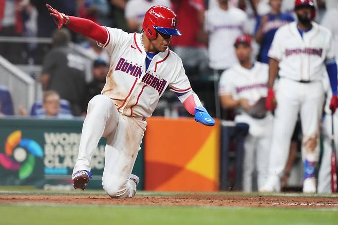 Dominican Republic's Juan Soto gets up after scoring during the third inning of a World Baseball Classic quarterfinal game against South Korea, Friday, March 13, 2026, in Miami. AP연합뉴스