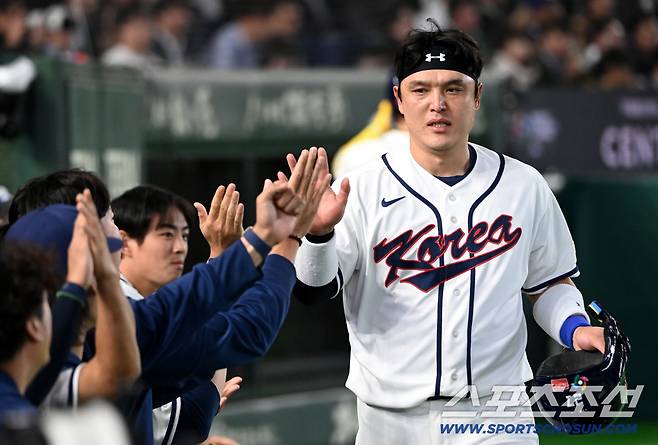 5일 일본 도쿄돔에서 열린 WBC(월드베이스볼클래식) 한국과 체코의 경기. 2회말 1사 1,3루 존스의 내야땅볼때 득점에 성공한 3루주자 박동원이 기쁨을 나누고 있다. 도쿄(일본)=허상욱 기자wook@sportschosun.com/2026.03.05/