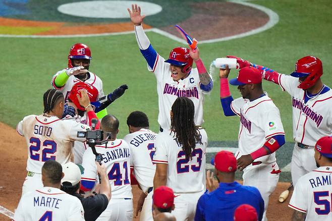 한국전 끝내기 홈런에 기뻐하는 도미니카공화국 선수들. AFP연합뉴스