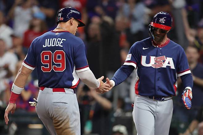 애런 저지와 브라이스 하퍼가 3회초 함께 홈을 밟은 뒤 로파이브를 하고 있다. AFP연합뉴스