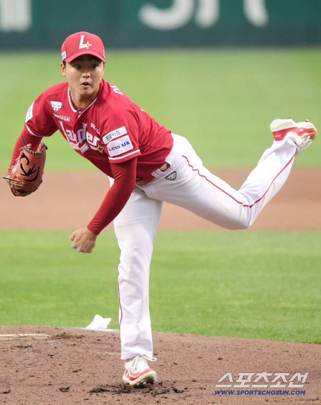 30일 대전 한화생명이글스파크에서 열린 SSG와 한화의 경기. SSG 선발투수 이기순의 투구 모습. 대전=정재근 기자 cjg@sportschosun.com/2024.4.30/