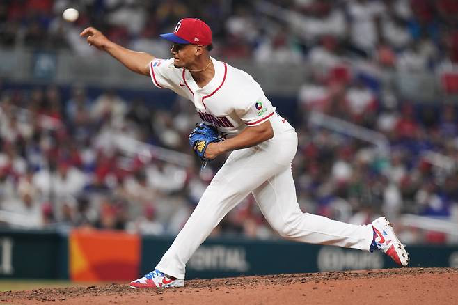 14일 한국전 6회 등판한 아브레우. 7회까지 2이닝 무안타 무실점 호투로 10대0 7회 콜드게임승의 발판을 놓았다. AP연합뉴스