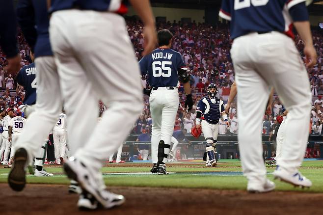 7회말 심판의 콜드게임 선언으로 0-10에 게임을 종료, 패배한 한국 선수들이 아쉬워하고 있다. 연합뉴스