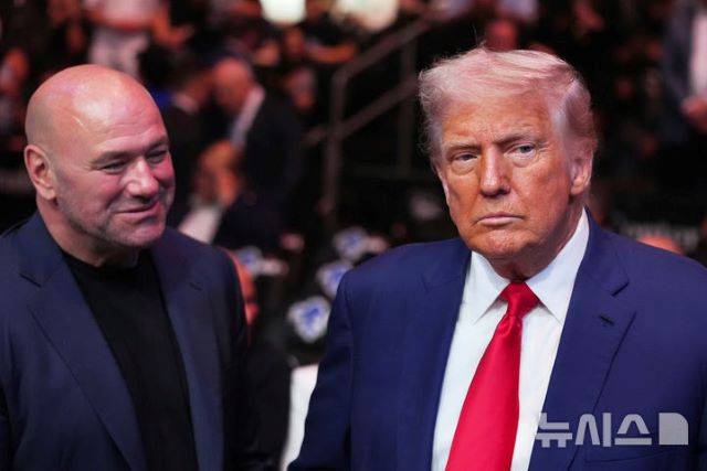 2025년 6월 UFC 316 대회의 현장을 찾은 도널드 트럼프 미대통령(오른쪽)과 데이나 화이트 UFC 회장. 20년 지기인 둘은 친분이 두터운 것으로 알려졌다. 화이트 회장은 'UFC 프리덤 250'에 6,000만 달러(약 880억 원)를 투자하면서도 수익은 고려하지 않는다고 밝혔다. / AP뉴시스