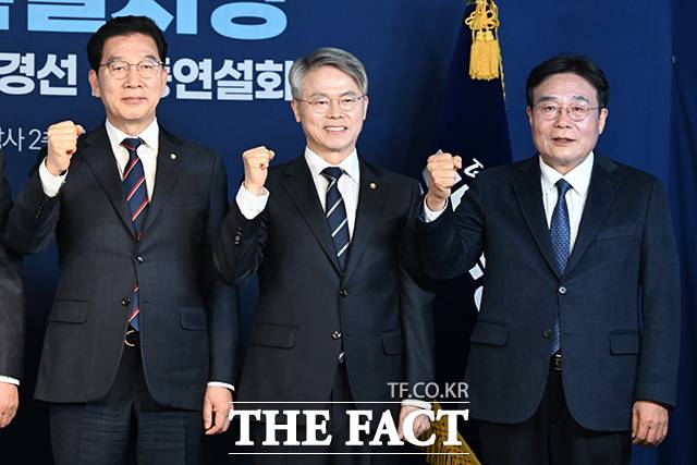 민형배 후보는 20조 원 규모의 통합 지원금을 전남·광주 미래 100년을 위한 종잣돈으로 투자하겠다는 청사진을 내놨다. 사진은 신정훈과 민형배, 이병훈 더불어민주당 전남·광주통합특별시장 예비후보(왼쪽부터) /남용희 기자