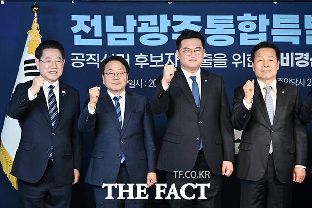 주철현 후보는 특별시 청사 운영과 관련해 "청사 기능을 한 곳에 집중시키지 않겠다"고 밝혔다. 김영록과 강기정, 정준호, 주철현 더불어민주당 전남·광주통합특별시장 예비후보(왼쪽부터) /남용희 기자