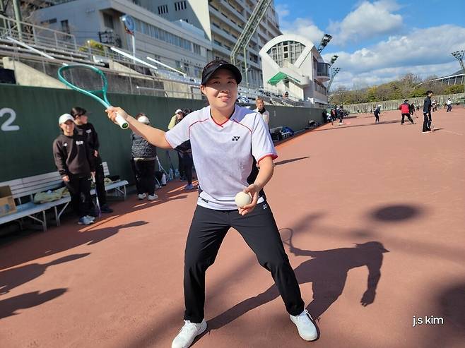 이수진이 피스컵 히로시마 국제 정구대회에서 서브 자세를 선보이고 있다. 대한정구협회 제공