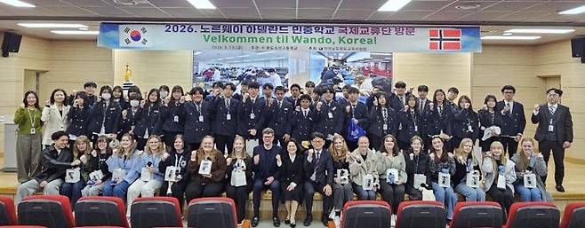 완도수산고 학생 및 교직원들과 노르웨이 하델란드 민중학교 방문단이 함께 모여 기념촬영을 하고 있다. 이준경 기자