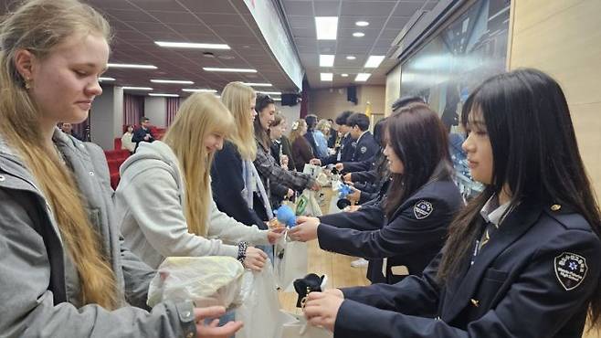 1대1 매칭 어울림 활동에 참여한 완도수산고와 노르웨이 하델란드 민중학교 학생들이 서로 준비한 캐릭터 키링과 완도 기념품을 교환하고 있다. 이준경 기자