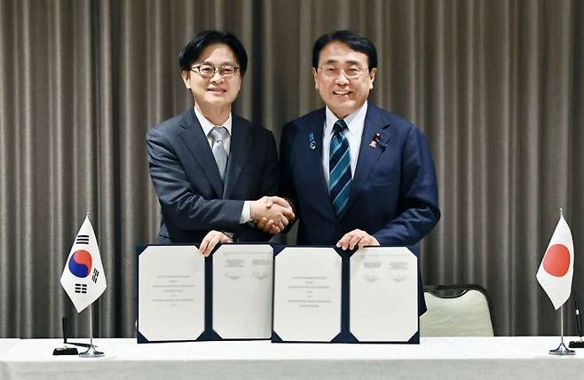 김정관 산업통상부 장관이 14일 일본 도쿄에서 아카자와 료세이(赤澤 亮正) 일본 경제산업성 대신과 한일 공급망 파트너십(SCPA)을 체결한 뒤 기념촬영을 하고 있다. 산업통상부.