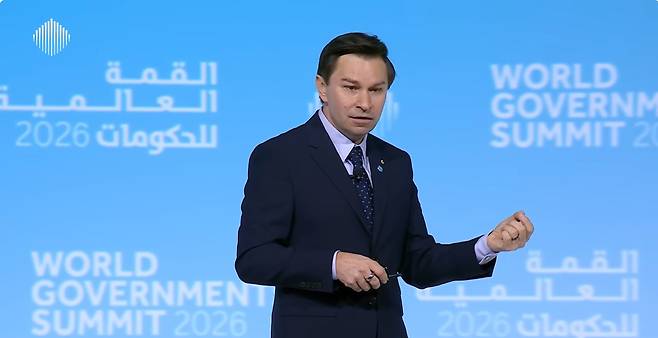 최근 두바이에서 열린 세계정부정상회의에서 데이비드 싱클레어 미 하버드대 교수가 '수명연장'을 주제로 연설하고 있다. /세계정부정상회의