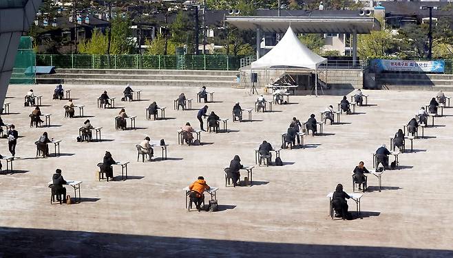 코로나 사태 당시 야외에서 열린 보험설계사 자격증 시험. /조선일보DB