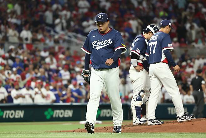 14일(한국 시각) 미국 플로리다주 마이애미 론디포파크에서 열린 월드베이스볼클래식(WBC) 대한민국 대 도미니카공화국 준준결승전. 2회말 2사 1·2루 상황 한국 선발투수 류현진이 교체되고 있다. /연합뉴스