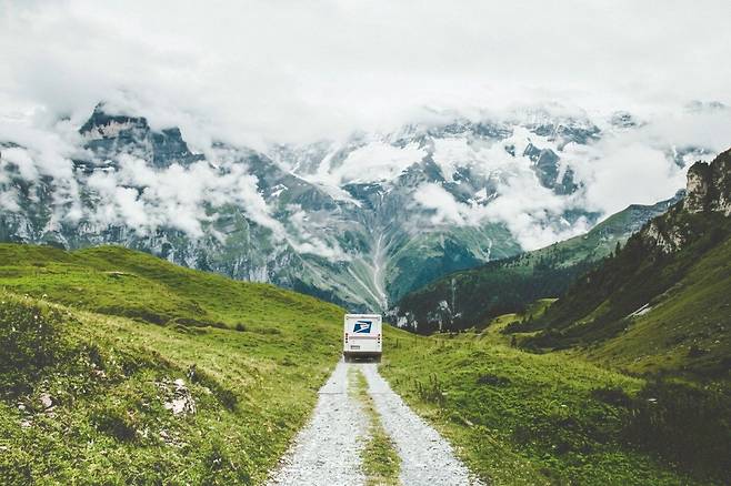 초보 우편 배달부인 저자는 에어컨도 안 나오는 낡은 트럭을 몰고 애팔래치아산맥의 험준한 산길을 누비며 전과 달리 자신이 살아 있는 존재라는 사실을 느끼게 된다. 그리고 그것은 단순히 일을 하는 게 아니라 사람들을 위해 존재하고 있다는 생생한 감각 때문이었다고 말한다. 웅진지식하우스 제공