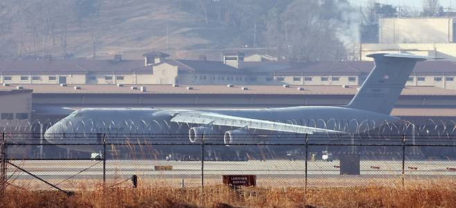 8일 경기 평택시 주한미군 오산공군기지에 C-5 수송기가 계류되어 있다. 2026.3.8 뉴스1